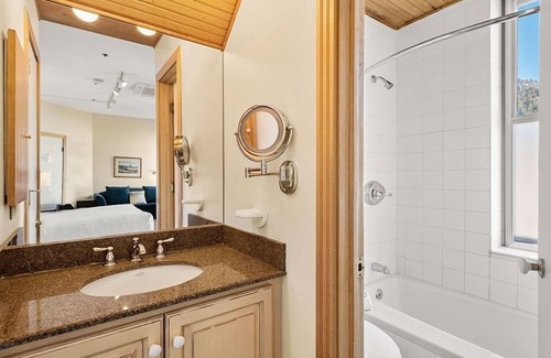 Aspen Hôtel | Independence Square 300 | Nice Hotel Room with Great Views, Location & Rooftop Hot Tub!