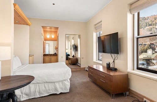 Downtown Hôtel | Independence Square 300, Nice Hotel Room with Great Views, Location & Rooftop Hot Tub!