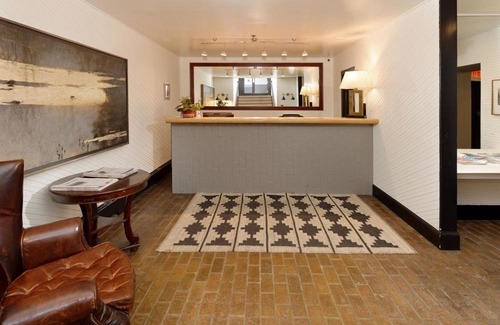 Downtown Hôtel | Independence Square 300, Nice Hotel Room with Great Views, Location & Rooftop Hot Tub!