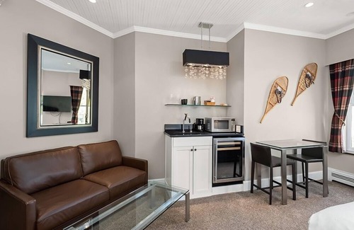 Downtown Hôtel | Independence Square 302 | Top Floor Stylish Hotel Room with Wet Bar, A/C, in Downtown Aspen