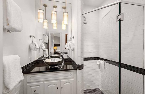 Downtown Hôtel | Independence Square 302 | Top Floor Stylish Hotel Room with Wet Bar, A/C, in Downtown Aspen