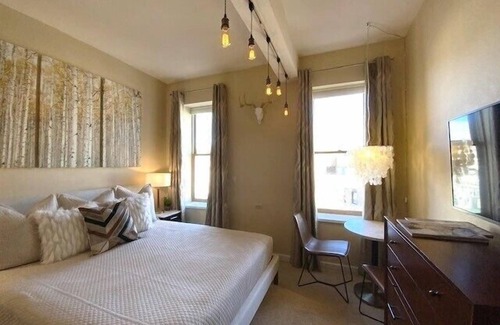 Aspen Hôtel | Independence Square 304 | Stylish Hotel Room with Downtown Views & Great Location