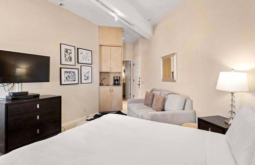 Aspen Hôtel | Independence Square 304 | Stylish Hotel Room with Downtown Views & Great Location