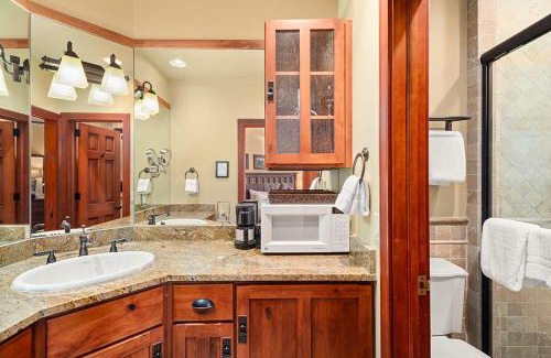 Downtown Hôtel | Independence Square 308, Top Floor Hotel Room with Ideal Downtown Location