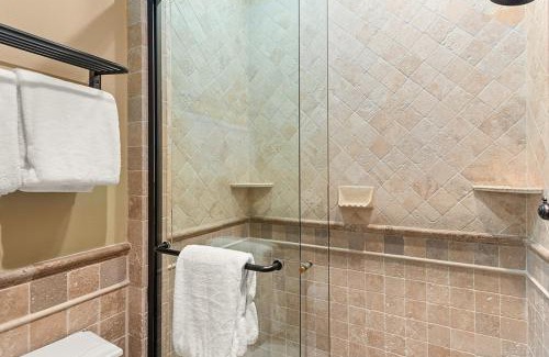 Downtown Hôtel | Independence Square 308, Top Floor Hotel Room with Ideal Downtown Location