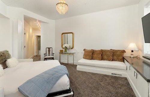 Downtown Hôtel | Independence Square 310, Chic, Remodeled Studio w/Great Location in Aspen, A/C, & Kitchenette