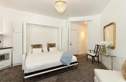 Downtown Hôtel | Independence Square 310, Chic, Remodeled Studio w/Great Location in Aspen, A/C, & Kitchenette