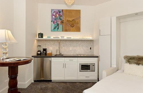 Downtown Hôtel | Independence Square 310, Chic, Remodeled Studio w/Great Location in Aspen, A/C, & Kitchenette