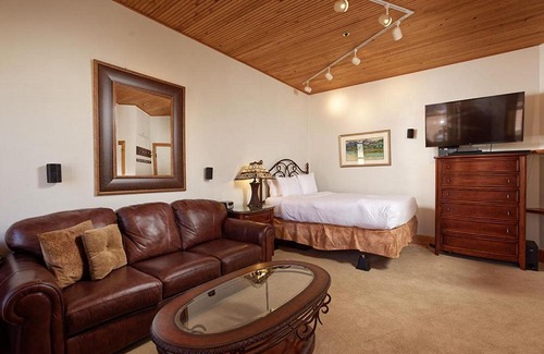 Downtown Hôtel | Independence Square Unit 306, Hotel Room with Large Sitting Area & Wet Bar