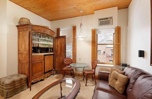 Downtown Hôtel | Independence Square Unit 306, Hotel Room with Large Sitting Area & Wet Bar