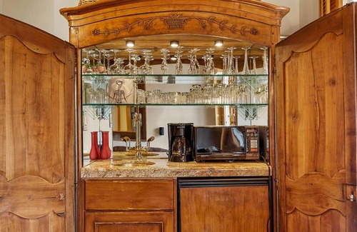 Downtown Hôtel | Independence Square Unit 306, Hotel Room with Large Sitting Area & Wet Bar