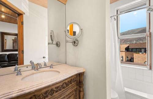 Downtown Hôtel | Independence Square Unit 306, Hotel Room with Large Sitting Area & Wet Bar