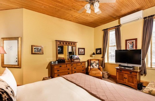 Downtown Hôtel | Independence Square Unit 309, Downtown Hotel Room with A/C in Aspen, Wet Bar & More
