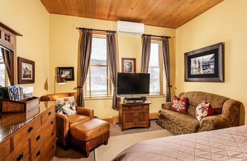 Downtown Hôtel | Independence Square Unit 309, Downtown Hotel Room with A/C in Aspen, Wet Bar & More
