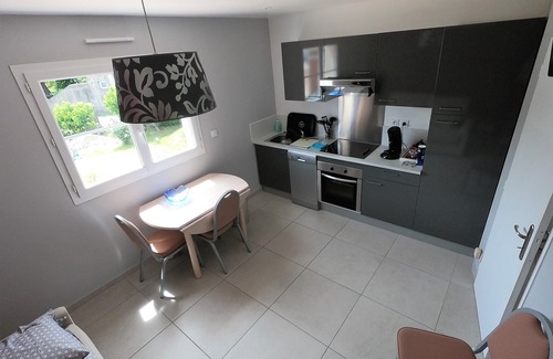 Saint-Ambroix Appartement | GITE indépendant au 1er étage avec terrasse et accès privés.