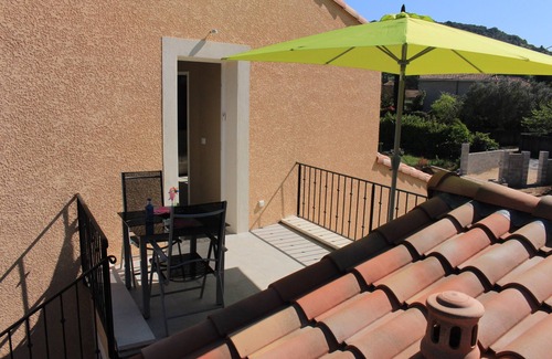 Saint-Ambroix Appartement | GITE indépendant au 1er étage avec terrasse et accès privés.