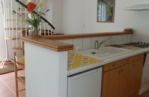 Ebreuil Cottage | Maison indépendante avec terrasse, WIFI, jardin, proche château