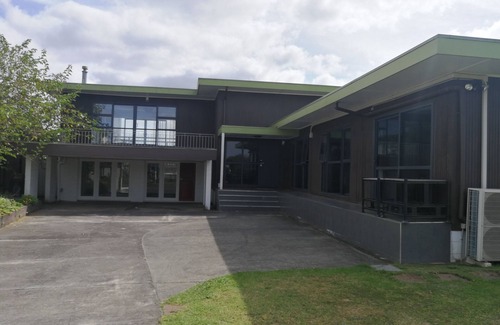 Papatoetoe Maison | Independent house with amazing view of golf course.