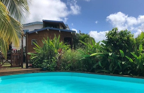 Trois-Ilets Maison | lodge indépendant dans propriété avec piscine (a partager)a 5mn de la plage