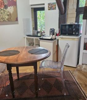 Haie Vigne Appartement | Independent Master suite, 18th century home