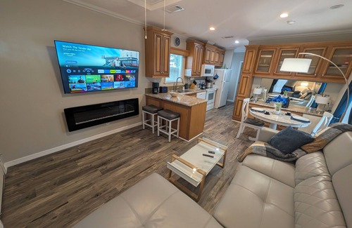 Deltona Lakes Cabine | "Indigo Lodge" Central AC, WiFi. Luxury Italian furniture.Free parking.Quiet...