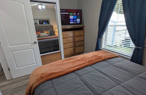Deltona Lakes Cabine | "Indigo Lodge" Central AC, WiFi. Luxury Italian furniture.Free parking.Quiet...