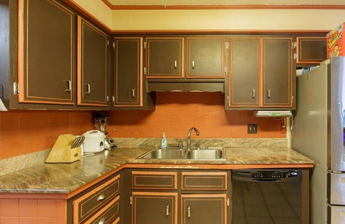 Valdosta Maison | Indoor Pool, gym, studio, hot tub, pool table, chefs kitchen, outdoor grilling