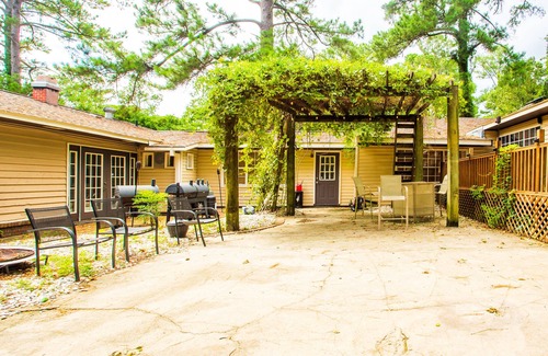 Valdosta Maison | Indoor Pool, gym, studio, hot tub, pool table, chefs kitchen, outdoor grilling