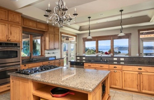 Clinton Maison | Indoor swim spa/hot tub with Bay View & Vineyard