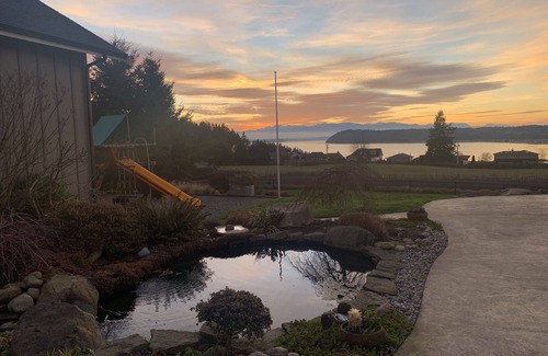Clinton Maison | Indoor swim spa/hot tub with Bay View & Vineyard