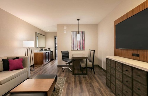Berkeley Heights Hôtel | Indulge in Home Like Comfort! 2 Relaxing Units, Indoor Pool, Free Breakfast!