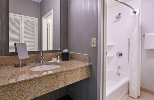 Eden Prairie Station Balnéaire | Indulge in Home Like Comfort! Onsite Pool, Pets Are Allowed with Fee