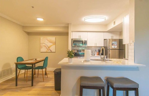 North Arlington Appartement | Indulge in Luxury: 1BR King Suite | Unwind in Para