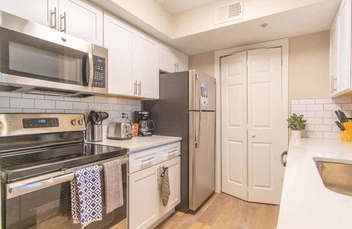 North Arlington Appartement | Indulge in Luxury: 1BR King Suite | Unwind in Para