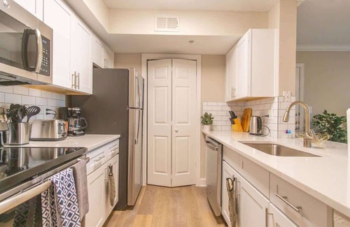 North Arlington Appartement | Indulge in Luxury: 1BR King Suite | Unwind in Para