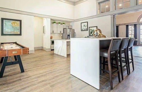 North Arlington Appartement | Indulge in Luxury: 1BR King Suite | Unwind in Para
