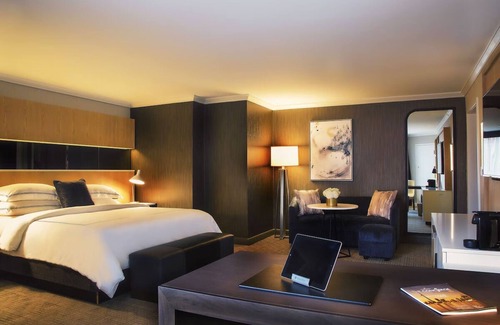 Bloor-Yorkville Hôtel | Indulge in Luxury: Heated Indoor Pool, Dining Experiences & Pet-Friendly