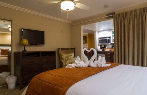 Coronado Station Balnéaire | Indulge in Paradise at Coronado Beach Resort. Steps away from Coronado Del Beach