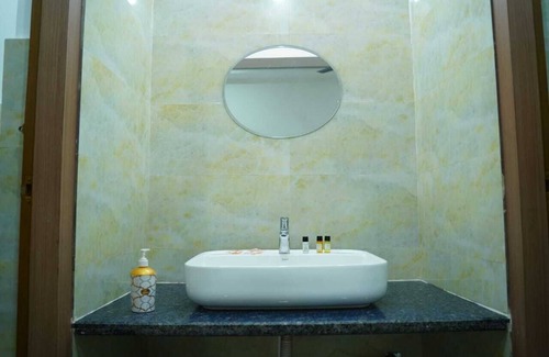 Giridih Station Balnéaire | Indulge in Serenity at Hotel Ved Vatika - Reserve your blissful stay!