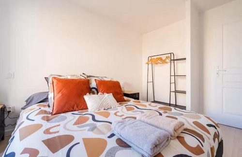 Toulouse East Appartement | Industrial 2 bedroom with terrace, parking and wifi