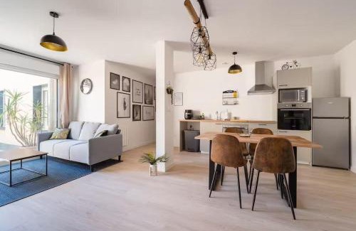 Toulouse East Appartement | Industrial 2 bedroom with terrace, parking and wifi