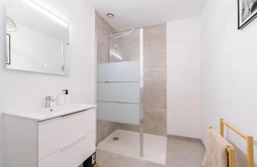 Toulouse East Appartement | Industrial 2 bedroom with terrace, parking and wifi