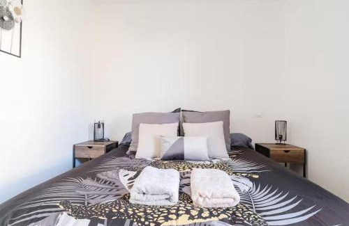 Toulouse East Appartement | Industrial 2 bedroom with terrace, parking and wifi