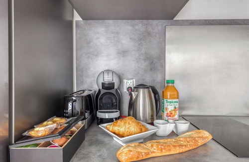 Saint-Mande Appartement | Industrial apartment in charming Saint-Mandé with Balcony and WiFi Near Metro 1