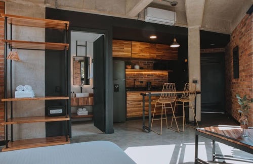 Laureles Appartement | Industrial Chic Loft in Front of Unicentro Mall
