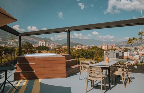 Laureles Appartement | Industrial Chic Loft in Front of Unicentro Mall