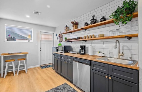 South Side Flats Appartement | Industrial Chic Studio-Modern Comfort in the Burgh