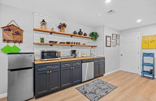 South Side Flats Appartement | Industrial Chic Studio-Modern Comfort in the Burgh