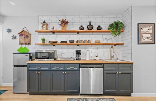 South Side Flats Appartement | Industrial Chic Studio-Modern Comfort in the Burgh