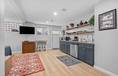 South Side Flats Appartement | Industrial Chic Studio-Modern Comfort in the Burgh